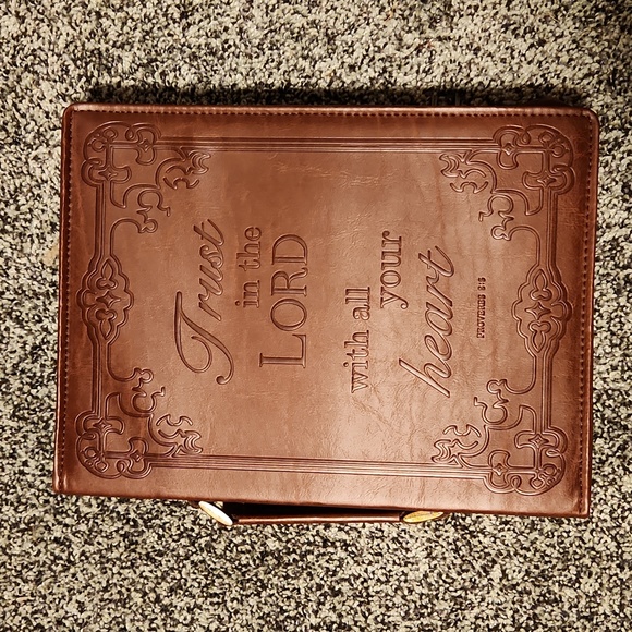 Finpac Vegan Leather Bible case β Beautiful β Vegan Leather bookmark,incl. β NEW - Picture 1 of 16